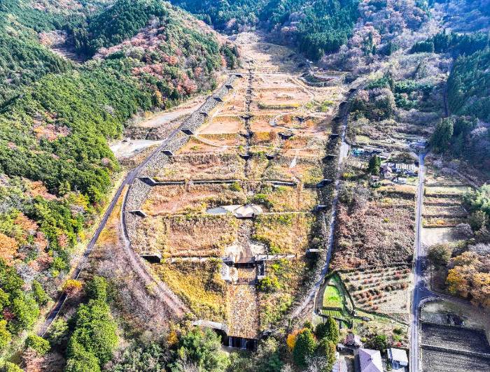 渓谷の河川と砂防施設