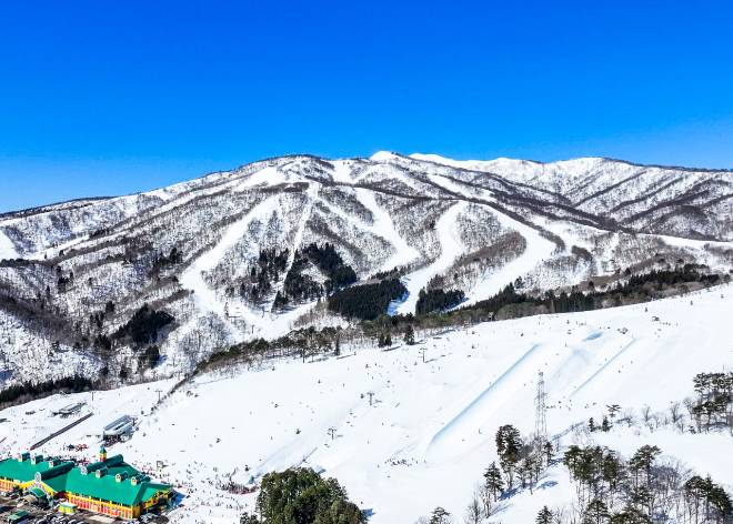 雪山のゲレンデ