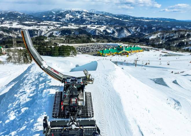 雪上車と山並み