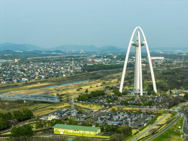 橋とタワーの空撮
