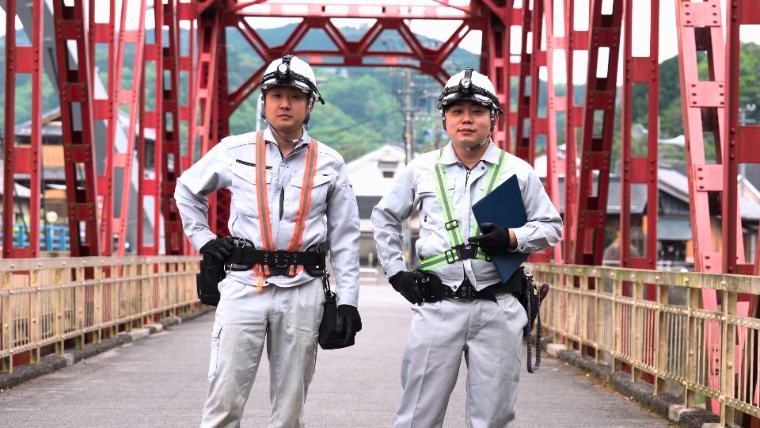 赤い橋の上に立つサムフィールドの2人
