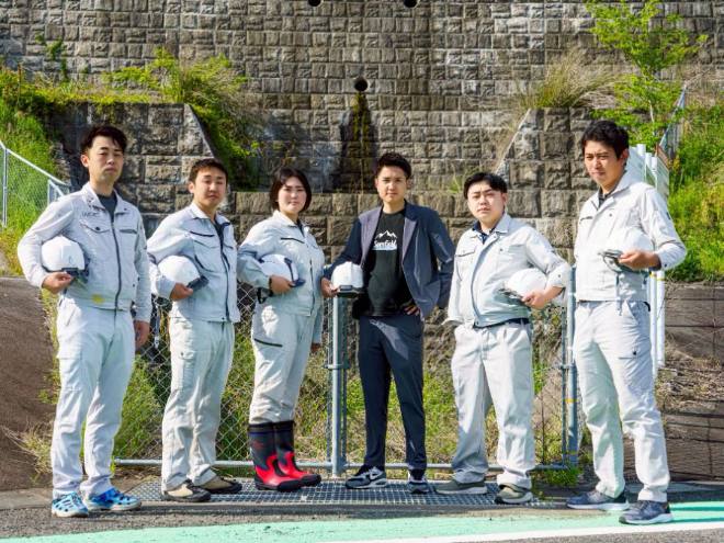 砂防施設前に並ぶサムフィールドのメンバー