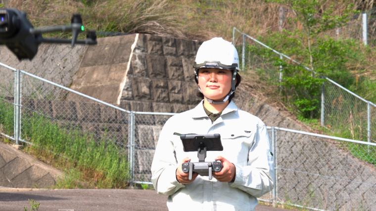 ドローンを飛ばす女性社員