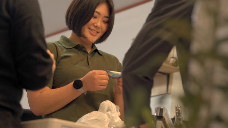 事務所で談笑する女性社員
